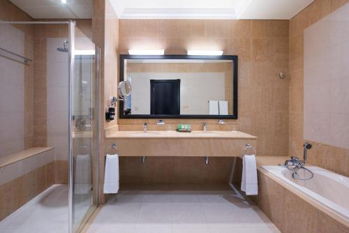 Imagen de la habitación del Hotel Al Hamra Residence. Foto 5