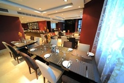 Imagen del bar/restaurante del Hotel Al Hamra Sharjah. Foto 3