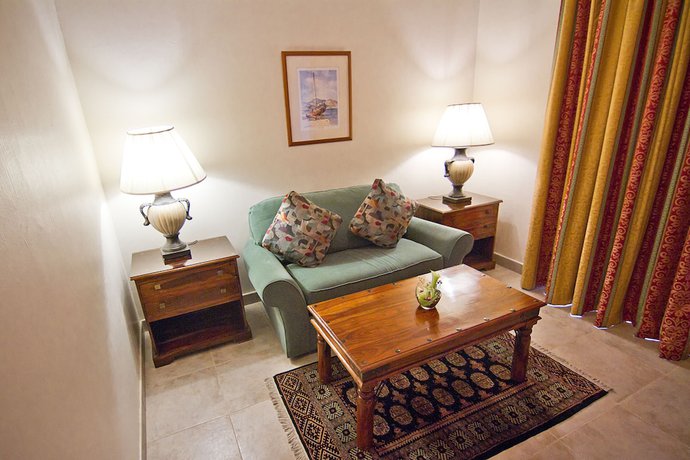 Imagen de la habitación del Hotel Al Hamra Village. Foto 16