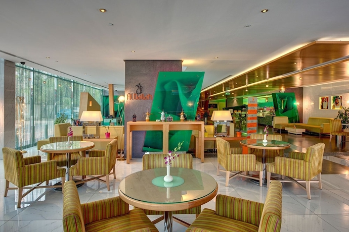Imagen del bar/restaurante del Hotel Al Khoory Executive. Foto 2