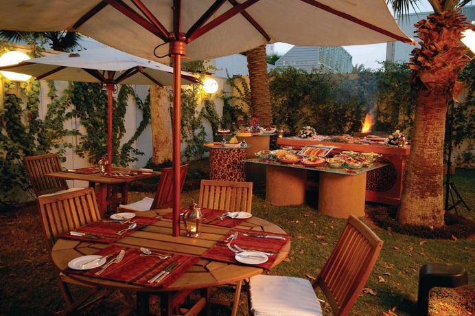 Imagen del bar/restaurante del Hotel Al Khozama. Foto 2