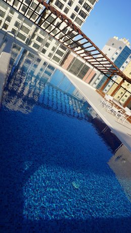 Imagen de la piscina del Hotel Al Kout Beach. Foto 20