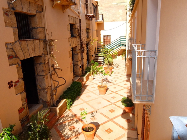 Imagen de los exteriores del Hotel Al Madarig. Foto 11