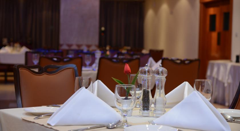 Imagen del bar/restaurante del Hotel Al Madina Suites Doha. Foto 2