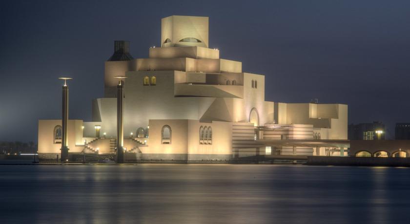 Imagen de los exteriores del Hotel Al Madina Suites Doha. Foto 9