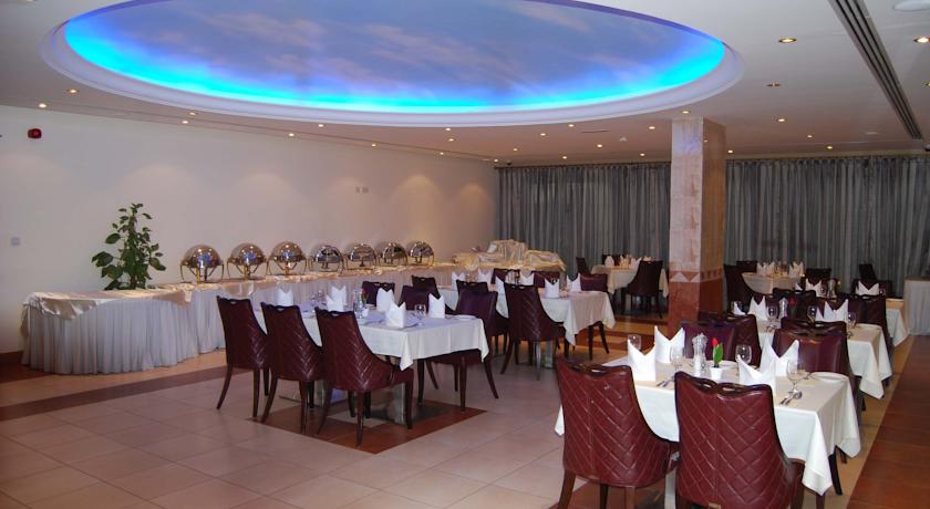 Imagen del bar/restaurante del Hotel Al Madina Suites Doha. Foto 3