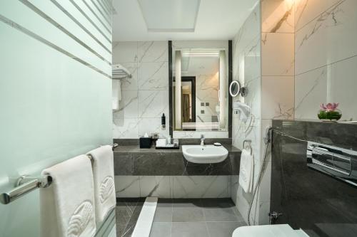 Imagen de la habitación del Hotel Al Manakha Rotana Madinah. Foto 10