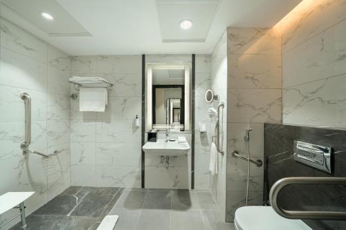 Imagen de la habitación del Hotel Al Manakha Rotana Madinah. Foto 11