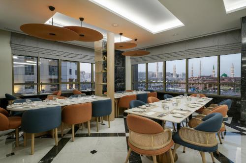 Imagen del bar/restaurante del Hotel Al Manakha Rotana Madinah. Foto 6