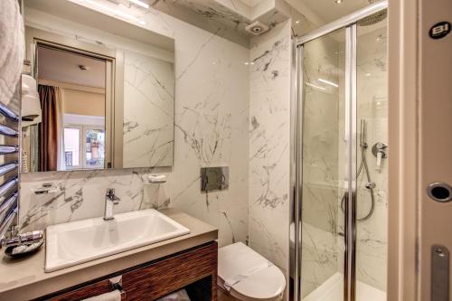 Imagen de la habitación del Hotel Al Manthia. Foto 5