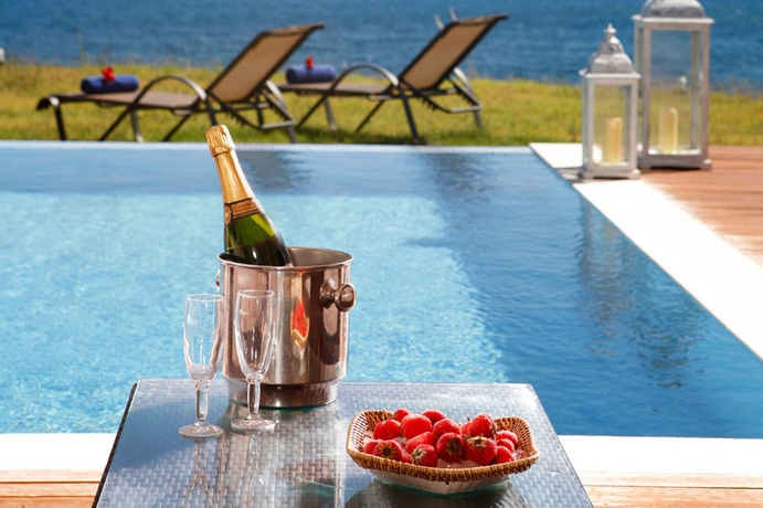 Imagen de la piscina del Hotel Al Mare Villas. Foto 13