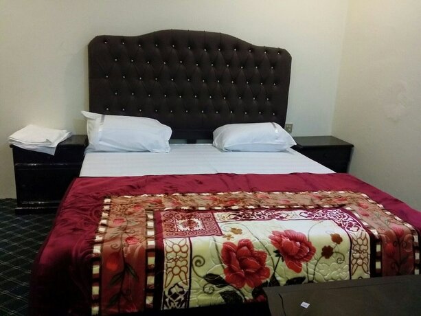 Imagen de la habitación del Hotel Al Noor Naran. Foto 14