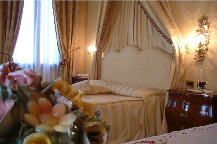 Imagen de la habitación del Hotel Al Ponte Dei Sospiri. Foto 13