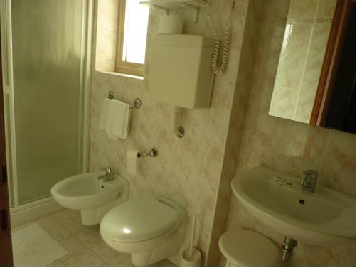 Imagen de la habitación del Hotel Al Ponte, Lignano Sabbiadoro. Foto 16