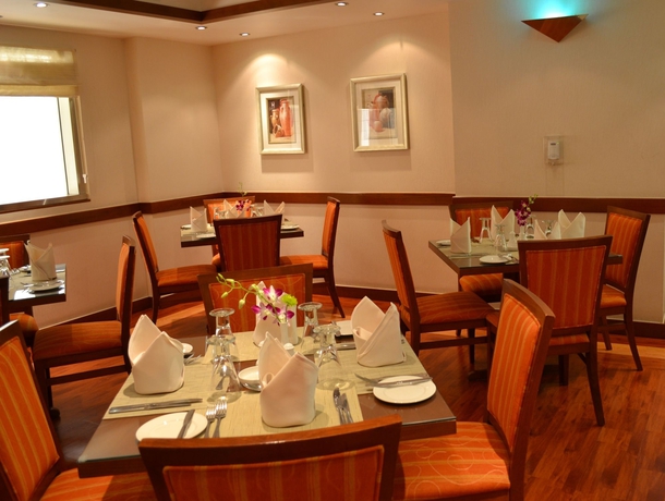 Imagen del bar/restaurante del Hotel Al Rawda Arjaan By Rotana. Foto 1