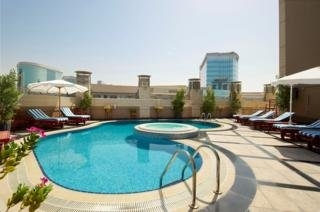 Imagen de la piscina del Hotel Al Sondos Suites By Le Meridien. Foto 4