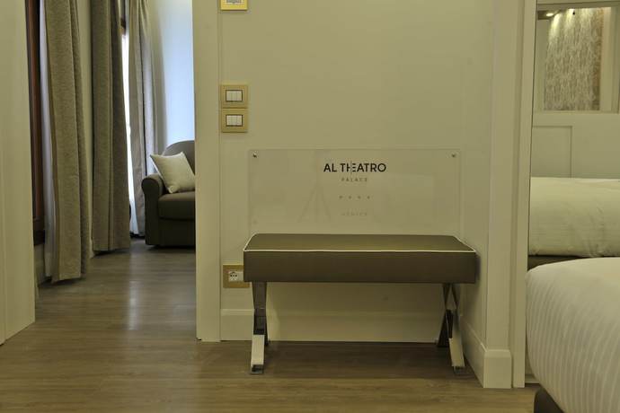 Imagen de la habitación del Hotel Al Theatro Palace. Foto 10