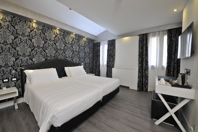 Imagen de la habitación del Hotel Al Theatro Palace. Foto 14