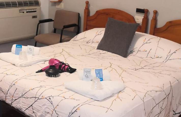 Imagen de la habitación del Hotel Al-Ándalus, Peal de Becerro. Foto 9