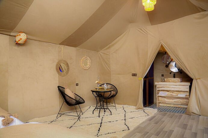 Imagen de la habitación del Hotel Aladdin Merzouga camp. Foto 16