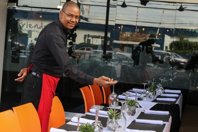 Imagen del bar/restaurante del Hotel Aladino. Foto 3