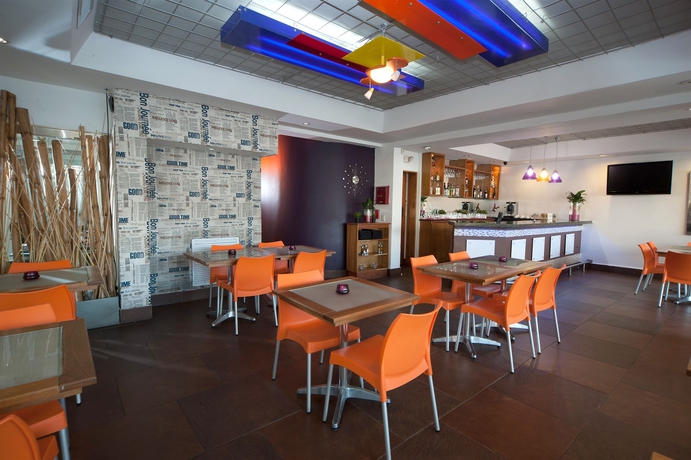 Imagen del bar/restaurante del Hotel Aladino. Foto 5