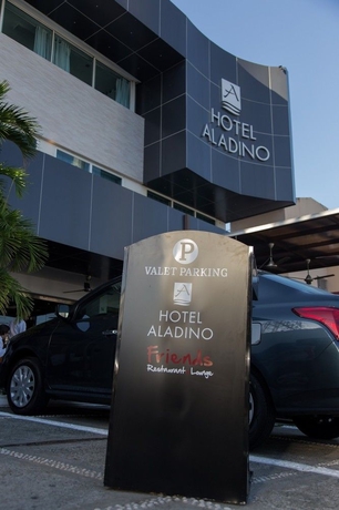 Imagen de los exteriores del Hotel Aladino. Foto 11