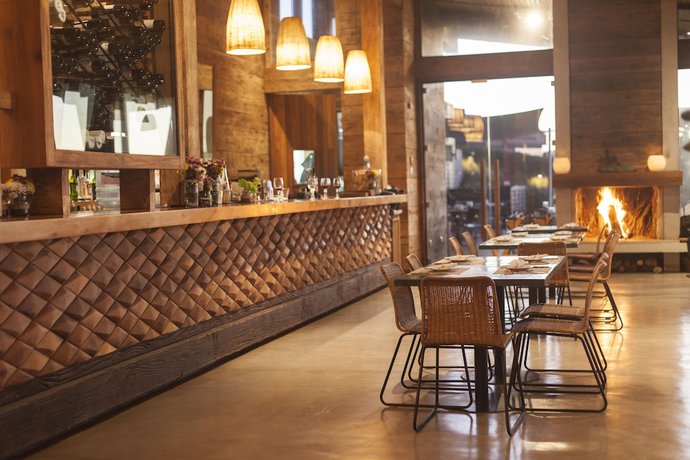 Imagen del bar/restaurante del Hotel Alaia. Foto 2