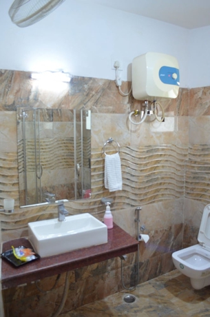 Imagen de la habitación del Hotel Alaknanda. Foto 13