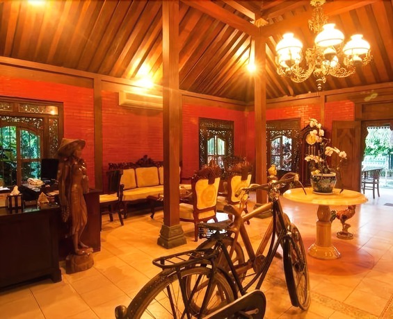 Imagen de los interiores del Hotel Alam Jogja Resort, Depok. Foto 18