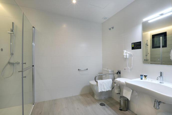 Imagen de la habitación del Hotel Alameda, Benidorm - Playa Levante. Foto 9
