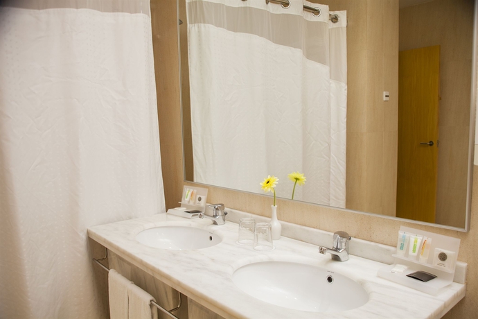 Imagen de la habitación del Hotel Alameda Plaza. Foto 8