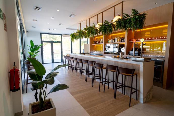 Imagen del bar/restaurante del Hotel Alannia Salou. Foto 3