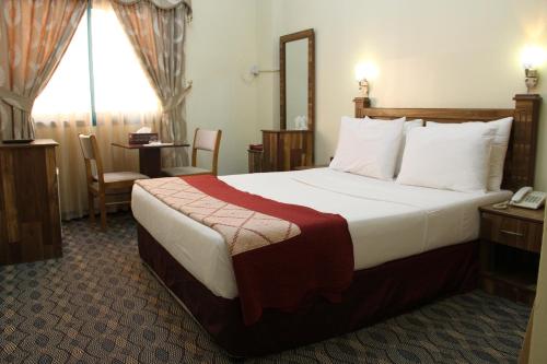 Imagen de la habitación del Hotel Alarraf. Foto 8
