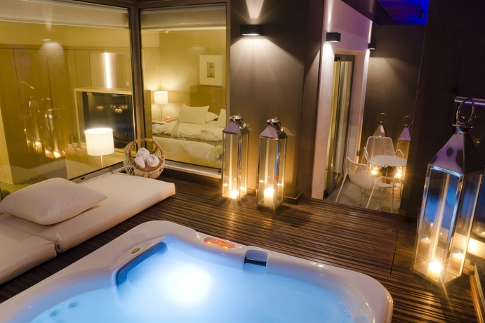 Imagen de los exteriores del Hotel Alasia. Foto 8