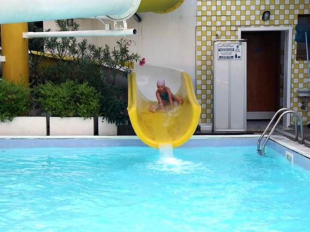 Imagen de la piscina del Hotel Alba Holiday. Foto 20