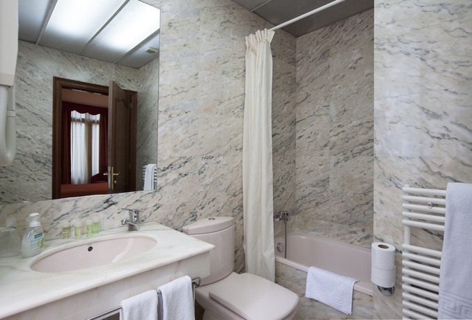 Imagen de la habitación del Hotel Alba, Las Ramblas. Foto 15