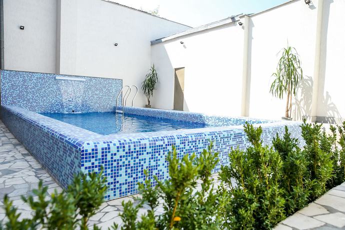 Imagen de la piscina del Hotel Alba Yerevan. Foto 20