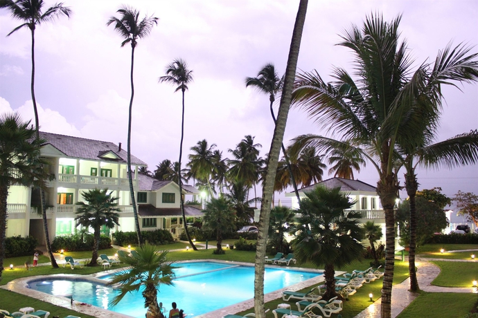 Imagen de la piscina del Hotel Albachiara. Foto 13