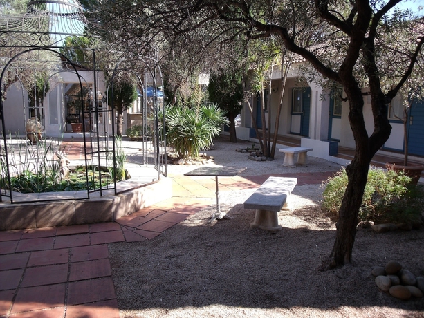 Imagen de los exteriores del Hotel Alba-flora. Foto 15