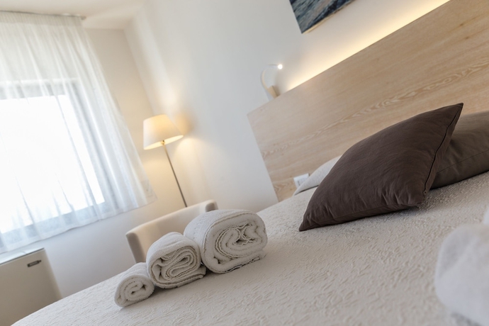 Imagen de la habitación del Hotel Alb&agrave;nia. Foto 4