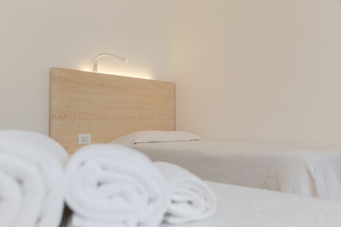 Imagen de la habitación del Hotel Alb&agrave;nia. Foto 7