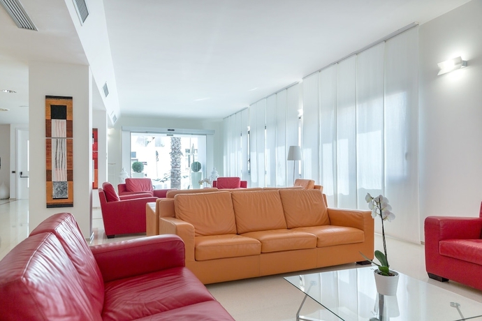 Imagen de los interiores del Hotel Alb&agrave;nia. Foto 15