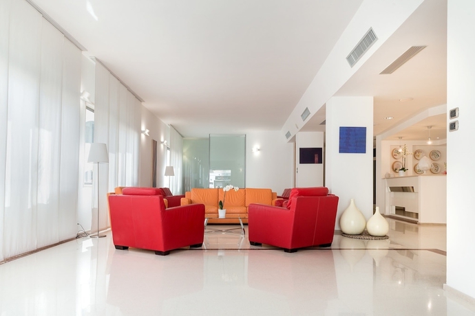 Imagen de los interiores del Hotel Alb&agrave;nia. Foto 16