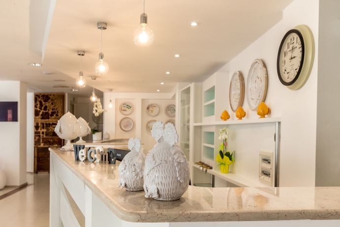 Imagen de los interiores del Hotel Alb&agrave;nia. Foto 18