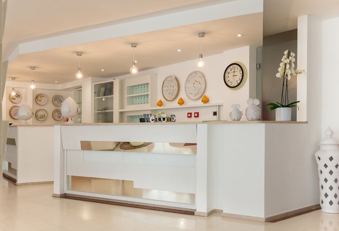 Imagen de los interiores del Hotel Alb&agrave;nia. Foto 19