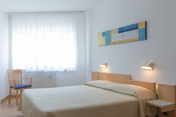 Imagen de la habitación del Hotel Alb&agrave;nia. Foto 12