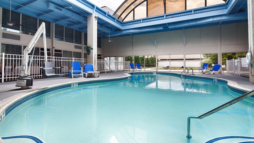 Imagen de la piscina del Hotel Albany Airport Inn. Foto 16