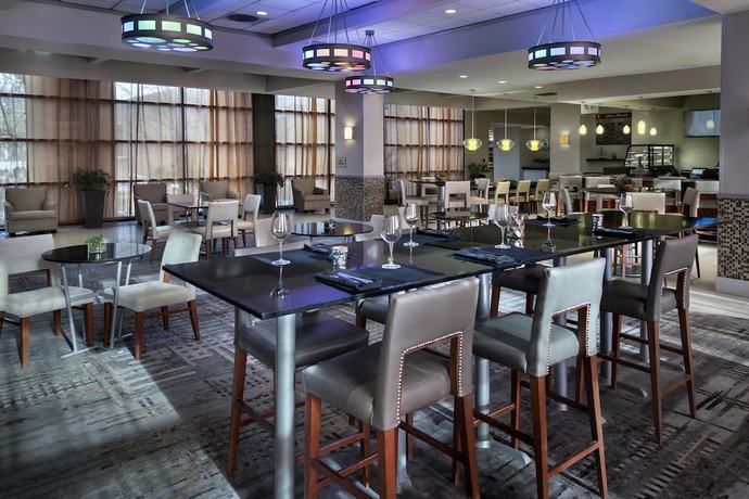 Imagen de la habitación del Hotel Albany Marriott. Foto 10