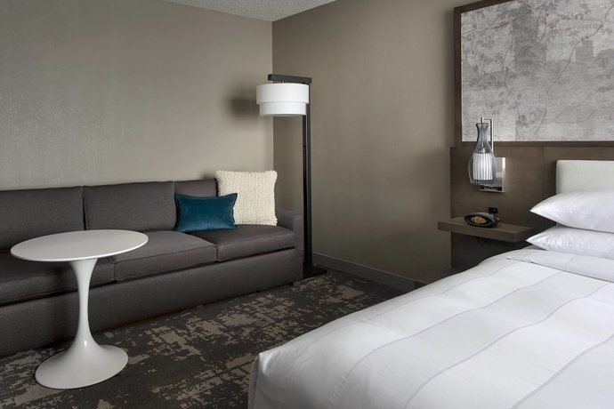Imagen de la habitación del Hotel Albany Marriott. Foto 11